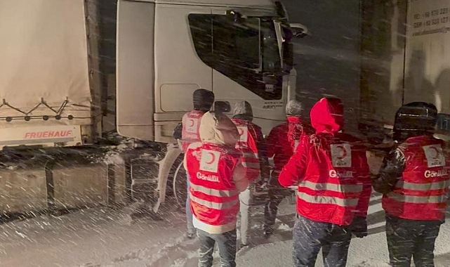 Tendürek Geçidi'nde mahsur kalan sürücülerin imdadına Kızılay yetişti