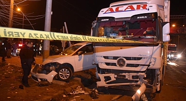 Tır ile otomobil çarpıştı: 1 ölü, 4 yaralı