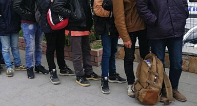 Tırın dorsesinde 24 düzensiz göçmen yakalandı