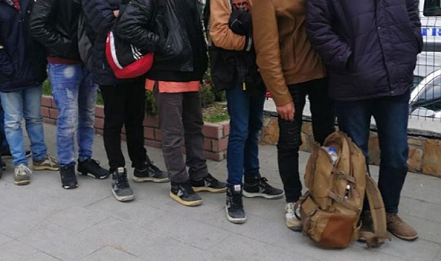 Tırın dorsesinde 24 düzensiz göçmen yakalandı