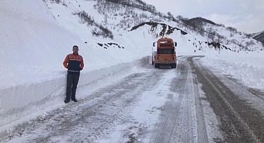 Tunceli'de kar nedeniyle kapanan 19 köyün yolu ulaşıma çalışmaları devam ediyor