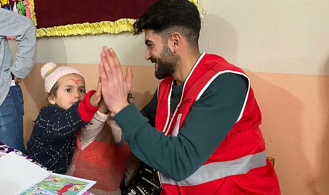 Türk Kızılay Ağrı Şubesi Gönüllüsü doğum gününü miniklerle kutladı
