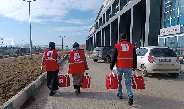 Türk Kızılay Ağrı Şubesinden yeni yılın ilk bebeklerine 'Sevgi Bohçası'