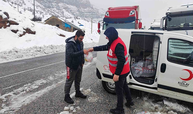 Türk Kızılay sürücülere kumanya dağıtı