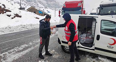 Türk Kızılay sürücülere kumanya dağıtı