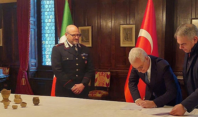 Türkiye’den kaçırılan 10 toprak eser Türk yetkililere teslim edildi