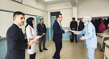 Tutak'ta yeniden okula kazandırılan 85 öğrenci karnesini aldı