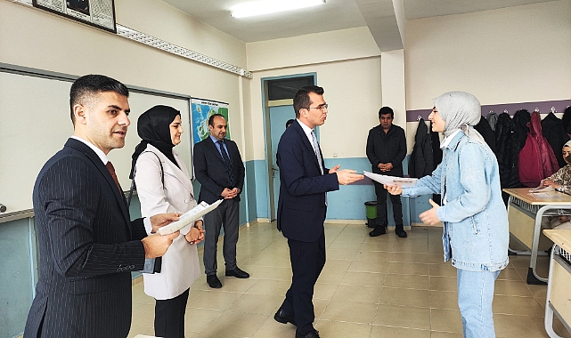 Tutak'ta yeniden okula kazandırılan 85 öğrenci karnesini aldı