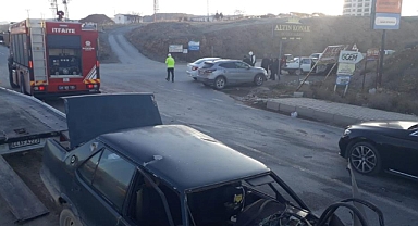 Üç aracın karıştığı zincirleme kazada 1 kişi yaralandı