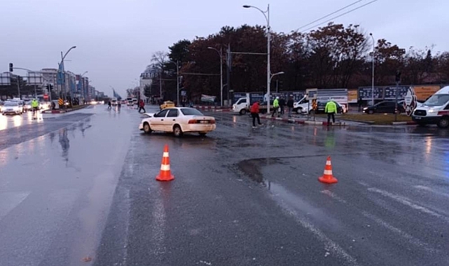 Üç aracın karıştığı zincirleme kazada 1 kişi yaralandı