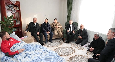 Vali Çakır'dan PKK terör örgütünün hain saldırısı sonucu yaralanan Muşlu kahramanlara ziyaret