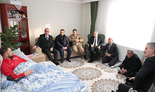 Vali Çakır'dan PKK terör örgütünün hain saldırısı sonucu yaralanan Muşlu kahramanlara ziyaret