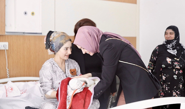 Vali Koç'un eşi Neslihan Gül Koç annelere yenidoğan çantası hediye etti