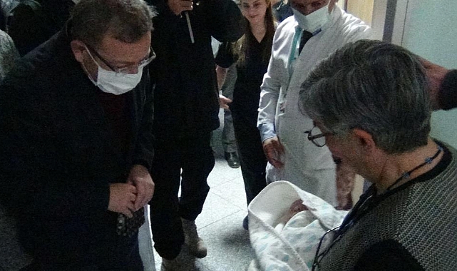 Vali Polat'tan yeni yılın 5 bebeğine altın hediyesi