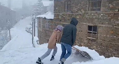 Van-Bahçesaray'da kar hayatı olumsuz etkilemeye devam ediyor