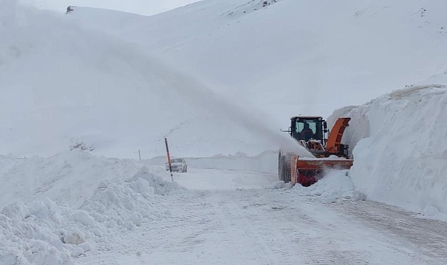 Van-Bahçesaray Karabet Geçidi'nde kar kalınlığı 2 metre 64 santimetreye ulaştı