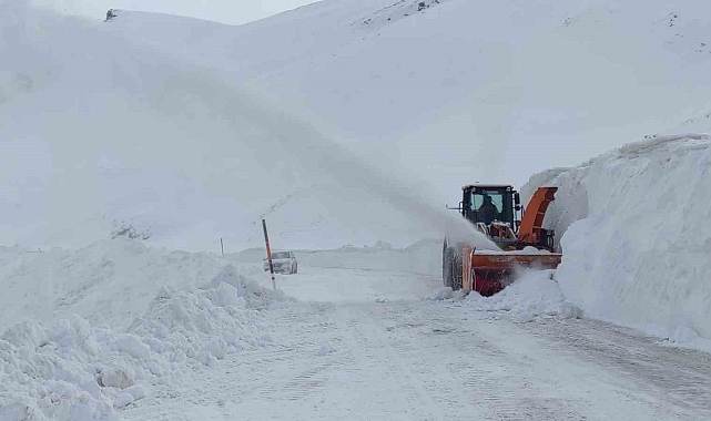Van-Bahçesaray Karabet Geçidi'nde kar kalınlığı 2 metre 64 santimetreye ulaştı