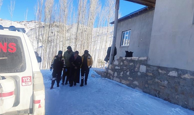 Van-Başkale'de 56 yaşındaki hasta kadını kurtarma operasyonu