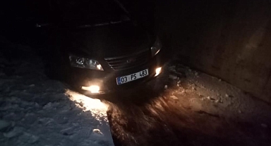 Van'da buzlanma nedeniyle iki araç kanala uçtu: 9 yaralı