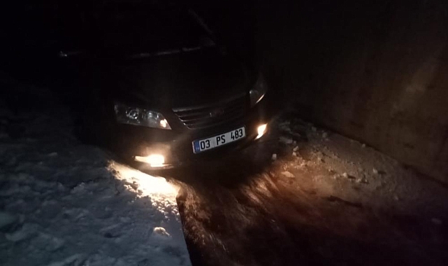 Van'da buzlanma nedeniyle iki araç kanala uçtu: 9 yaralı