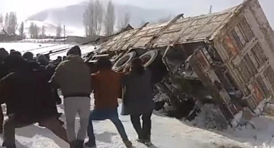 Van'da buzlanma nedeniyle kanala düşen kamyonu bağladıkları ipi çekerek kaldırdılar