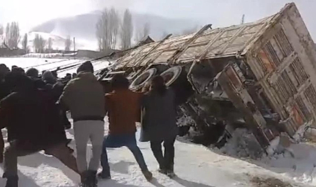 Van'da buzlanma nedeniyle kanala düşen kamyonu bağladıkları ipi çekerek kaldırdılar
