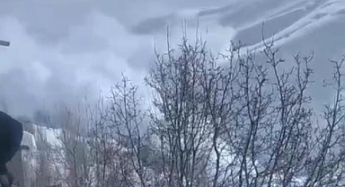 Van'da çığın düşme anları kameralara yansıdı