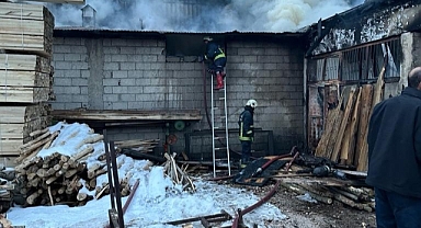 Van'da iş yerinde yangın çıktı: İş yeri kullanılamaz hale geldi