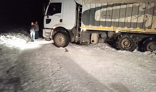Van'da kar nedeniyle yolda kalanların yardımına Belediye yetişti