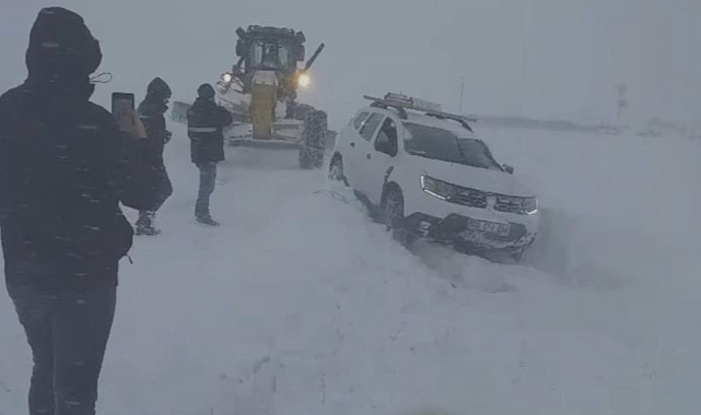 Van'da karda mahsur kalan araçlar kurtarıldı