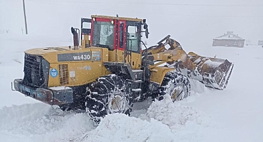Van'da karda mahsur kalan otomobili kurtarmaya giden iş makinesi kara saplandı