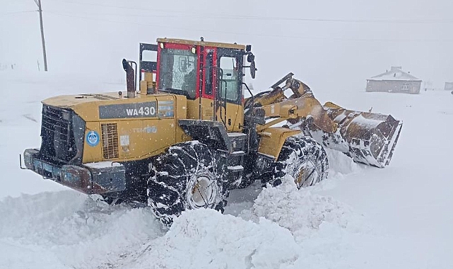Van'da karda mahsur kalan otomobili kurtarmaya giden iş makinesi kara saplandı