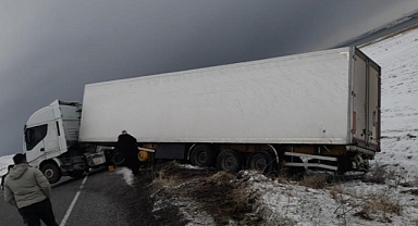 Van'da otomobille tır çarpıştı: 3 kişi yaralandı