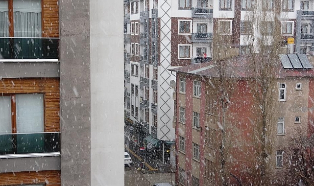 Van’da yoğun kar yağışı etkili oluyor