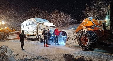 Van'da yolda mahsur kalanların yardımına belediye yetişti