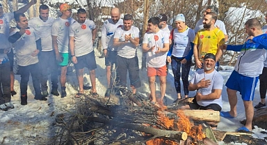 Van Gölü Aktivistleri  "5. Muradiye Şelalesi Kış Yüzme Şenliği" kapsamında eksi 6 derecede suya girdi