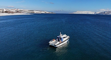 Van Gölü'nde motor arızası yaşayan tekne kurtarıldı