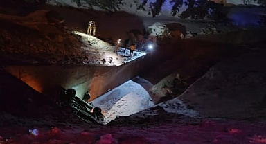 Van-Hakkari karayolunda buzlanma nedeniyle üç araç şarampole düştü: 5 yaralı