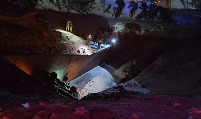 Van-Hakkari karayolunda buzlanma nedeniyle üç araç şarampole düştü: 5 yaralı