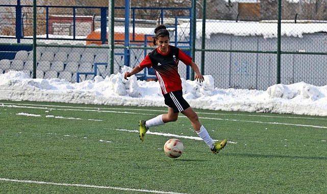 Van’ın milli futbolcusu Şilan performansıyla dikkatleri üzerine çekiyor