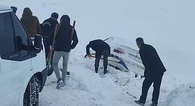 Van-Özalp'ta kar nedeniyle yolda mahsur kalan araçlar kurtarıldı
