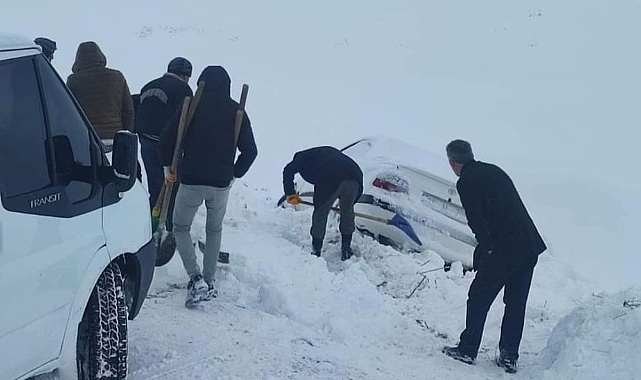 Van-Özalp'ta kar nedeniyle yolda mahsur kalan araçlar kurtarıldı