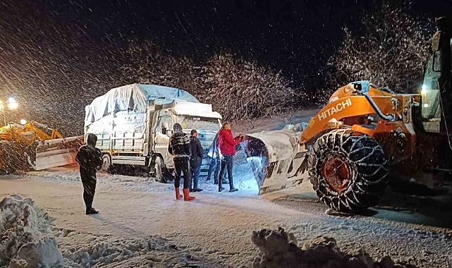 Van'da yolda mahsur kalan araçlar kurtarıldı