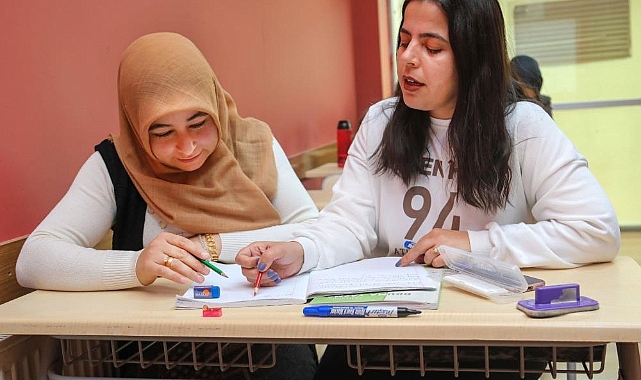 Vanlı kadınlar Belediyenin açtığı kurs sayesinde okuma yazma öğreniyorlar