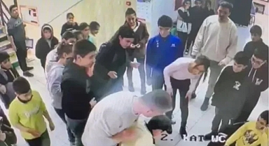 Yemek borusuna yiyecek kaçan öğrenci öğretmenin Heimlich manevrasıyla hayata döndü (Videolu Haber)