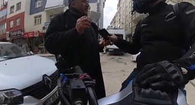 Yerde bulduğu telefonu sahibine ulaştırdı para teklifine 'insanlık görevimiz' dedi