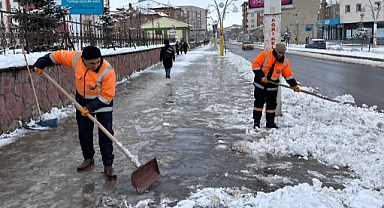 Yoğun kar yağışından sonra Ağrı Belediyesi kar temizleme çalışması başlattı