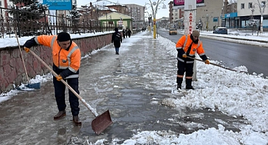 Yoğun kar yağışından sonra Ağrı Belediyesi kar temizleme çalışması başlattı