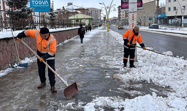 Yoğun kar yağışından sonra Ağrı Belediyesi kar temizleme çalışması başlattı