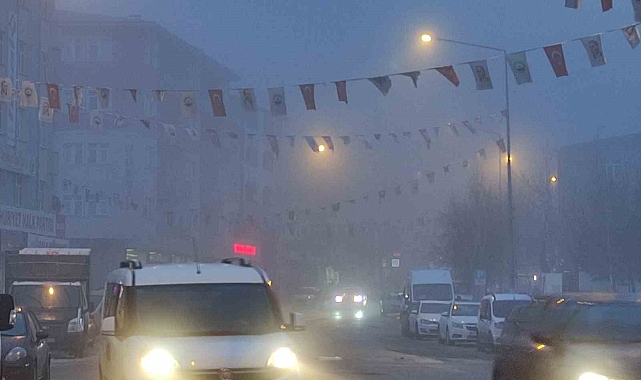 Yoğun sis sürücülere zor anlar yaşatıyor